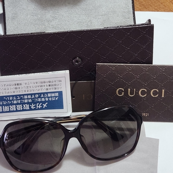 Gucci Oversized Sunglasses - Picture 5 of 15